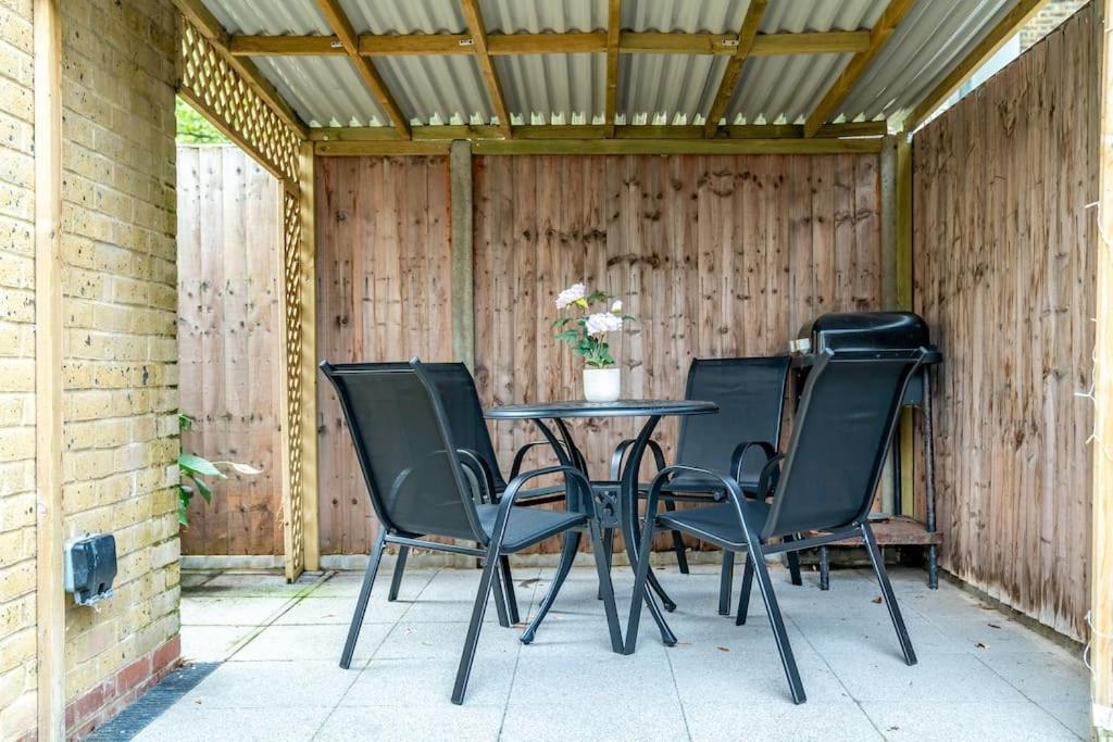 Vibrant 3br Tottenham Home, Private Garden Wifi Parking Free On Request Appartamento Londra