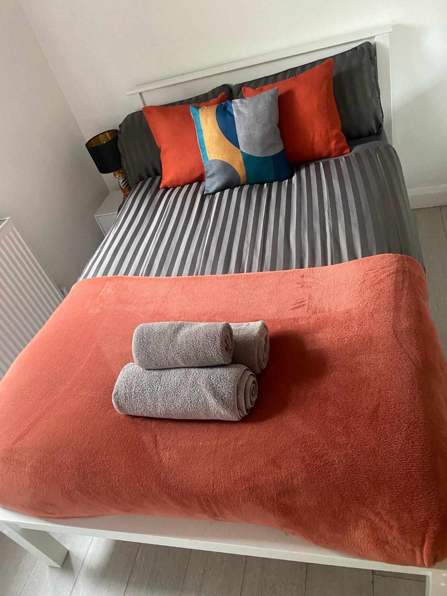 Vibrant 3br Tottenham Home, Private Garden Wifi Parking Free On Request Appartamento Londra
